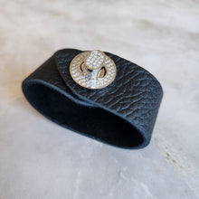 Turnlock leather cuff in Black