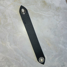 Turnlock leather cuff in Black