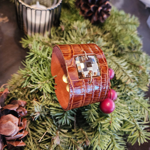 Caramel checkered cuff in glazed alligator