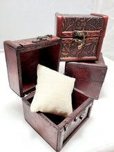 Gift box, vintage style swivel hinge with canvas pillow